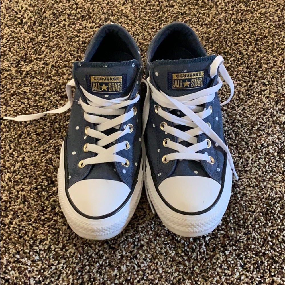 Cute denim and white polka dot Converse!!